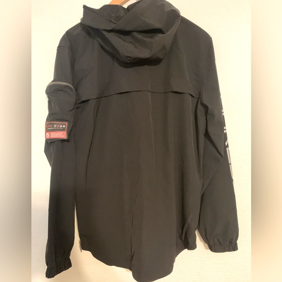 LIFE CODE
J03. BLACK PULLOVER WINDBREAKER
Like New Condition - Picture 4 of 10